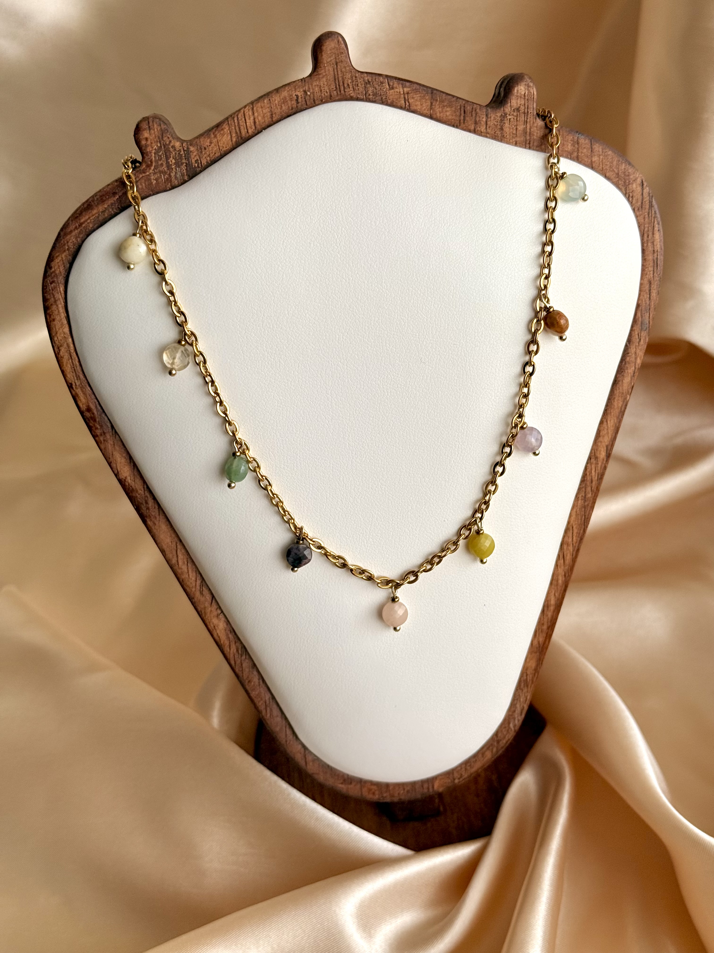 Łańcuszek kamienie jasne