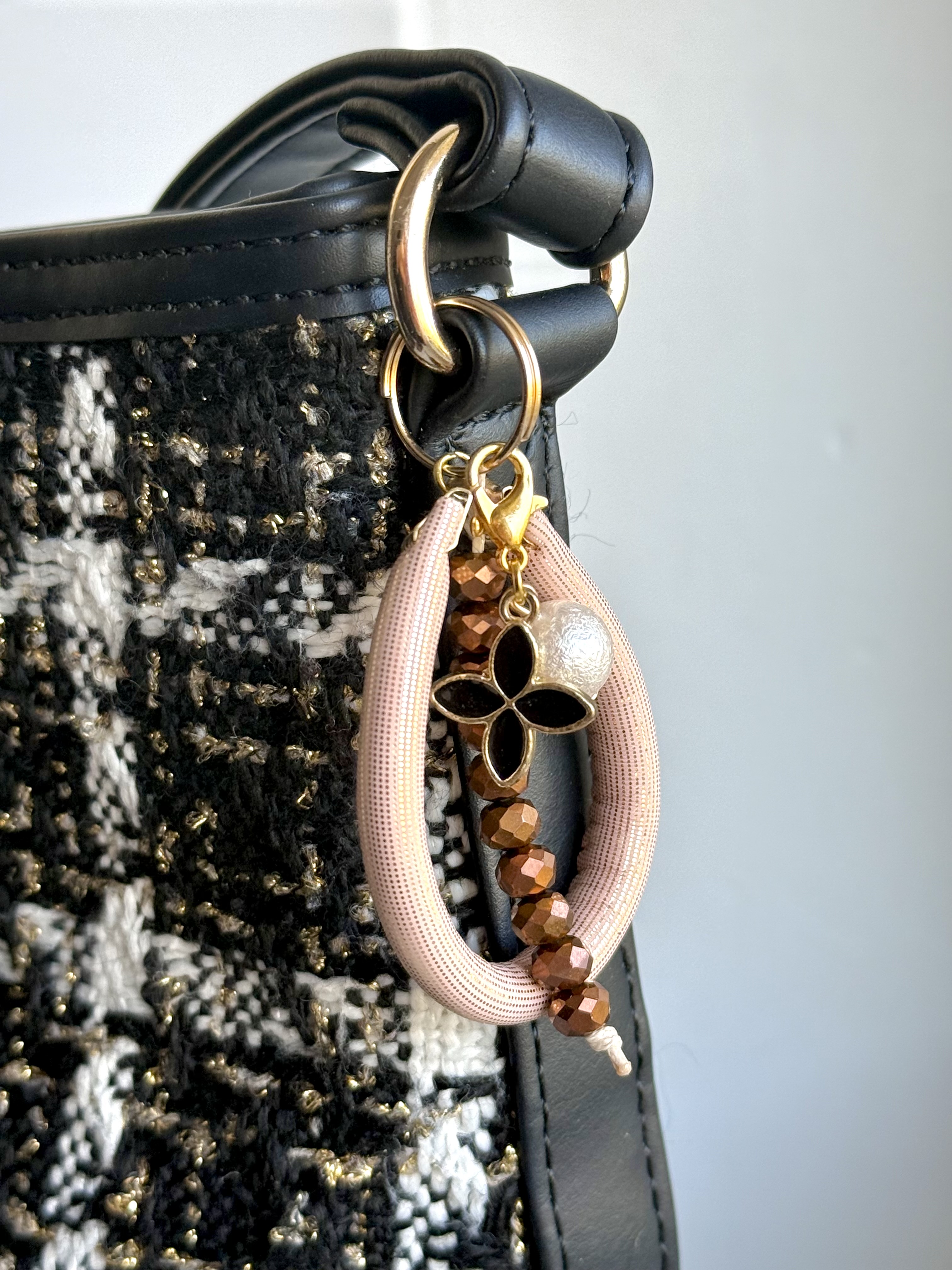 Breloczek czarny kwiatek